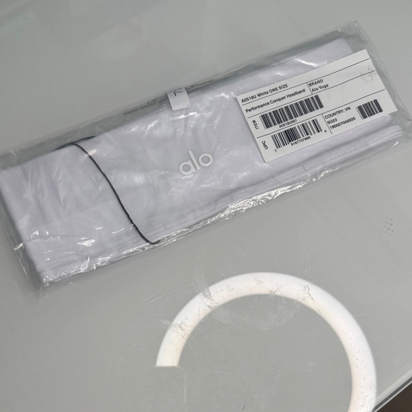 ALO Yoga Accessories - ALO Yoga White Performance Conquer Headband